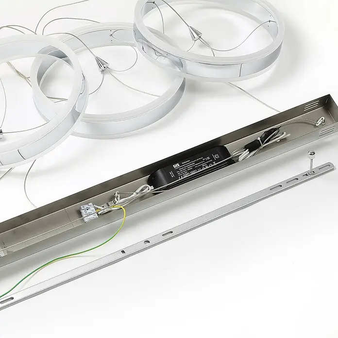 Lucande Pendelleuchte Lyani - chrom / silber, chrom, weiß satiniert - Chromfarbene LED-Pendelleuchtringe mit silberner Deckenhalterung, internem LED-Treiber, Montagebügel und Aufhängekabeln.