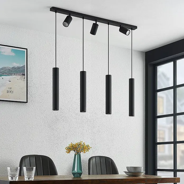 Lindby Pendelleuchte Sanad - L x B x H: 100 x 6 x 40 cm, schwarz, sandSchwarz, GU10 - Schwarze lineare Deckenleuchte mit vier Hängezylindern und drei integrierten Strahlern über einem Esstisch.