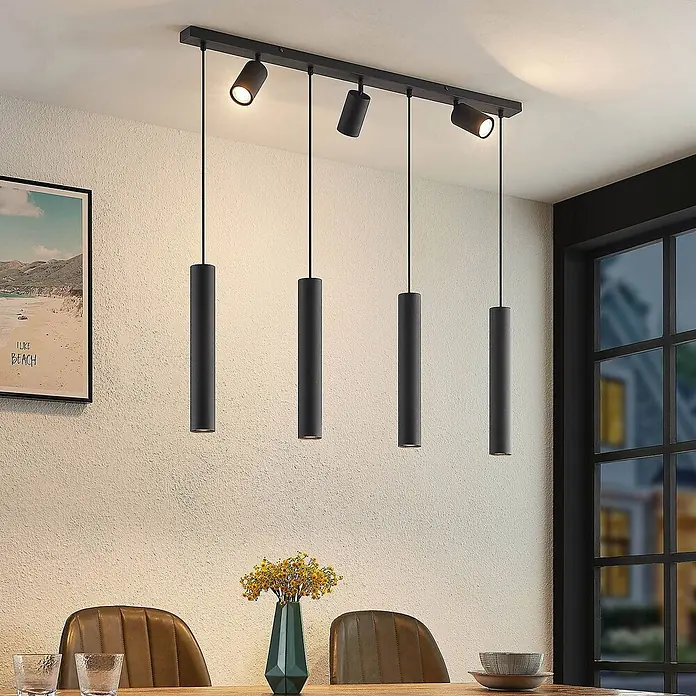 Lindby Pendelleuchte Sanad - L x B x H: 100 x 6 x 40 cm, schwarz, sandSchwarz, GU10 - Schwarze lineare Pendelleuchte mit vier Zylinderlampen und drei verstellbaren Strahlern, die einen Esstisch beleuchten.