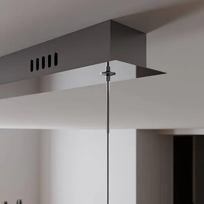 Lucande Pendelleuchte Hayley - L x B x H: 96 x 9 x 9 cm, klar / transparent, klar, chrom - Dunkelgraue Deckenleuchte mit Lüftungsschlitzen und einem geflochtenen Silberkabel, das von der reflektierenden Unterseite herabhängt.