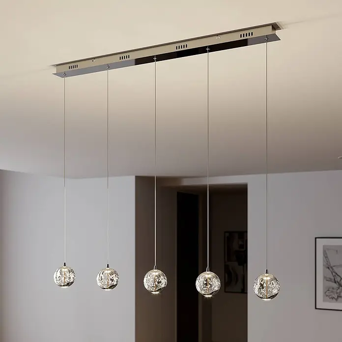 Lucande Pendelleuchte Hayley - L x B x H: 96 x 9 x 9 cm, klar / transparent, klar, chrom - Lineare Pendelleuchte mit chromfarbener Basis und fünf kugelförmigen Glasschirmen mit Blasen, von der Decke hängend.