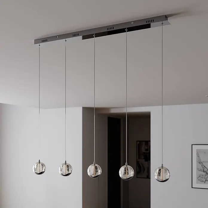 Lucande Pendelleuchte Hayley - L x B x H: 96 x 9 x 9 cm, klar / transparent, klar, chrom - Moderne fünfflammige Pendelleuchte mit rechteckiger Chromschiene und kugelförmigen Glasschirmen mit strukturierter Innenseite und dunkler Basis.