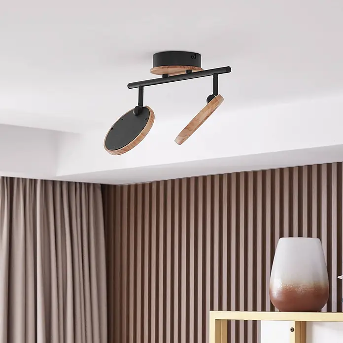 Lindby Deckenstrahler Manel - L x B x H: 37 x 13 x 22 cm, Holz hell, Holz hell - Zweiflammiger, verstellbarer Deckenspot aus schwarzem Metall und hellem Holz, an einer Decke montiert.