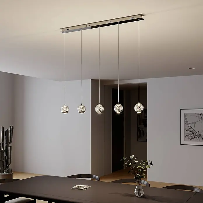 Lucande Pendelleuchte Hayley - L x B x H: 96 x 9 x 9 cm, klar / transparent, klar, chrom - Lineare Chrom-Pendelleuchte mit fünf Kristalleffekt-Kugeln über einem Esstisch.