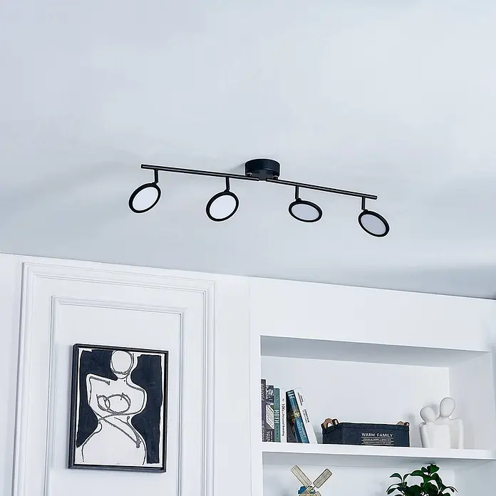 Lindby Deckenstrahler Manel - L x B x H: 82 x 13 x 21 cm, schwarz, schwarz - Schwarze Metall-Schienenleuchte mit vier verstellbaren Strahlern, an der Decke montiert.