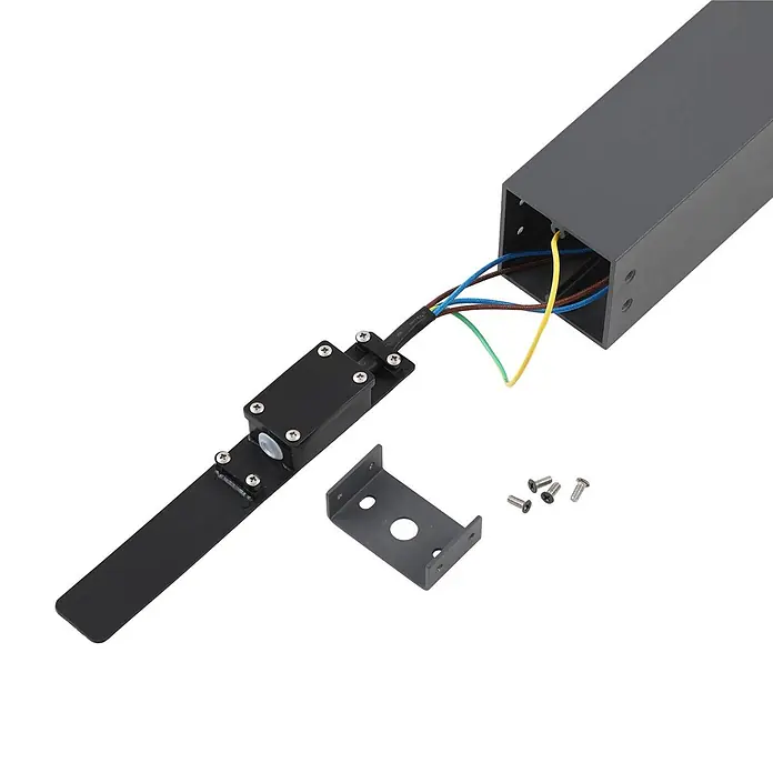 Lindby Außensockelleuchte Othil -  - Dunkelgraues elektrisches Anschlussmodul mit sichtbaren Kabeln, einer Montagehalterung und Schrauben, wahrscheinlich für eine Leuchte.