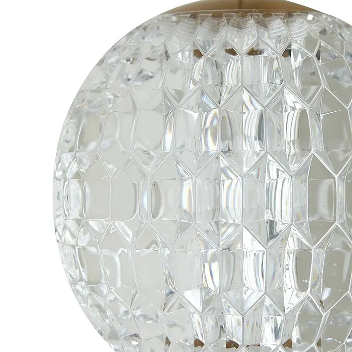 Lucande Pendelleuchte Ismenia - klar / transparent, messing antik, transparent - Klare, facettierte kugelförmige Lampenschirm mit geometrischem Muster und goldenem Oberteil.