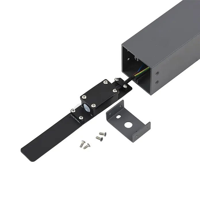Lindby Außensockelleuchte Othil -  - Dunkelgraues Elektrogehäuse mit Kabeln, verbunden mit einer schwarzen Montageschiene mit kleiner schwarzer Box, einem U-Bügel und Schrauben.