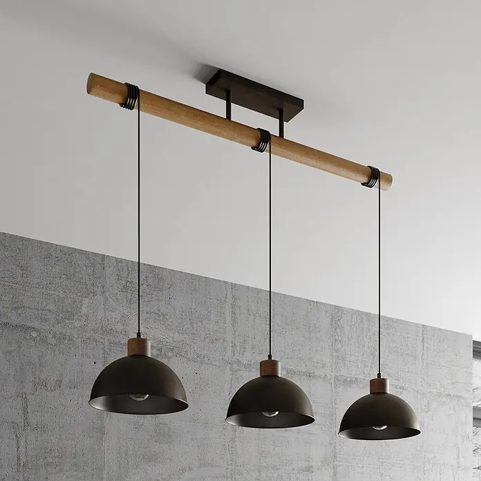 Lindby Pendelleuchte Holgar - L x B x H: 107,5 x 26,5 x 37,5 cm, alu / grau / zink, grau, holz hell, E27 - Lineare Pendelleuchte mit drei dunklen, kuppelförmigen Metallschirmen und einer Holzstange, von der Decke hängend.