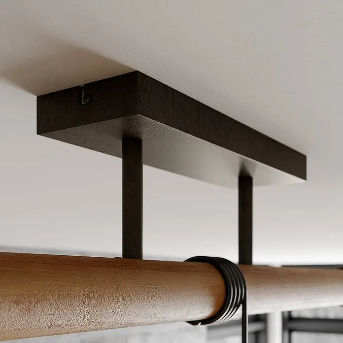 Lindby Pendelleuchte Holgar - L x B x H: 107,5 x 26,5 x 37,5 cm, alu / grau / zink, grau, holz hell, E27 - Deckenhalterung aus dunklem Metall mit zylindrischen Stützen für eine hellbraune Holzstange und schwarzer Spule.
