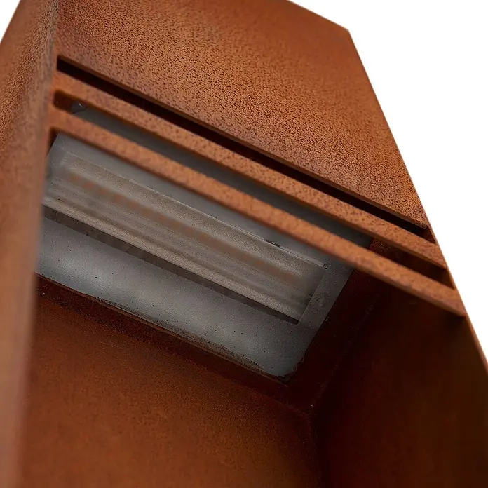Lucande Außensockelleuchte Oxido - 12 x 12 x 50 cm - Rostfarbene Metallleuchte mit horizontalen Lamellen und integrierter LED-Lichtquelle.