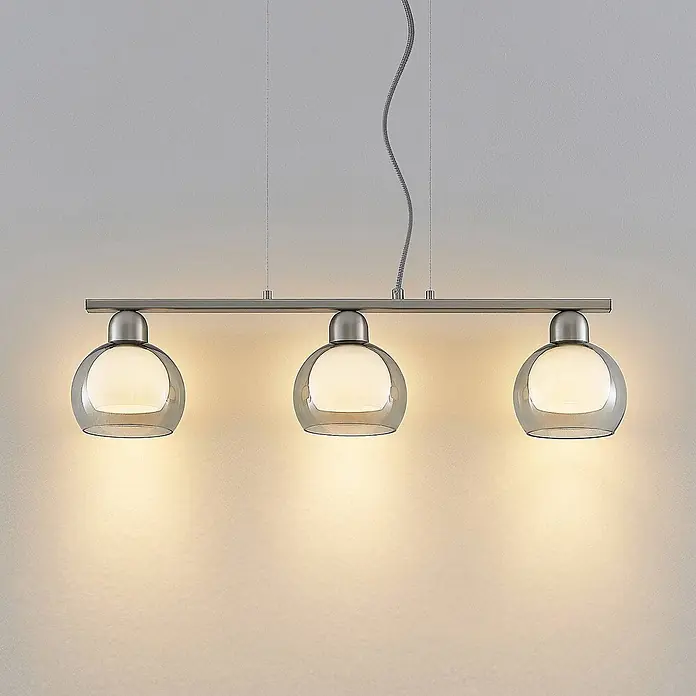 Lucande Pendelleuchte Kaiya - L x B x H: 68 x 14 x 7,8 cm, nickel, weiß, rauchgrau, E14 - Dreiflammige Pendelleuchte mit gebürsteter Metallstange und kugelförmigen Glasschirmen, warmes Licht abstrahlend.