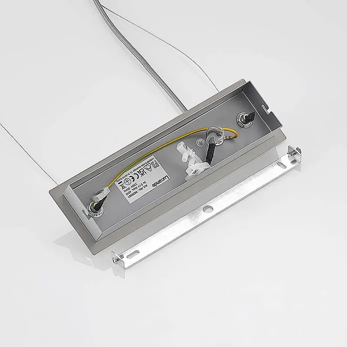 Lucande Pendelleuchte Kaiya - L x B x H: 68 x 14 x 7,8 cm, nickel, weiß, rauchgrau, E14 - Innenansicht einer grauen, rechteckigen Deckenleuchte aus Metall mit Verkabelung und Montagehalterung.