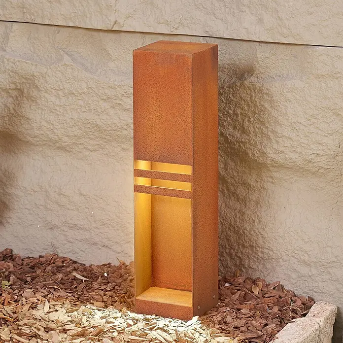 Lucande Außensockelleuchte Oxido - 12 x 12 x 50 cm - Rechteckige Pollerleuchte in Rost-Optik, spendet warmes Licht durch horizontale Schlitze und nach unten.