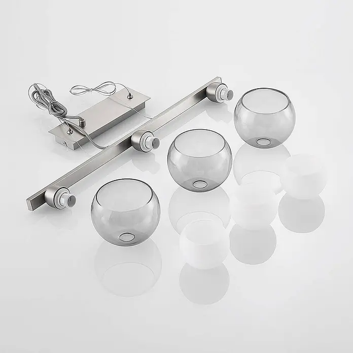 Lucande Pendelleuchte Kaiya - L x B x H: 68 x 14 x 7,8 cm, nickel, weiß, rauchgrau, E14 - Einzelteile einer Deckenleuchte: gebürsteter Metallbalken, drei klare kugelförmige Glasschirme und drei opake weiße kugelförmige Glasschirme.