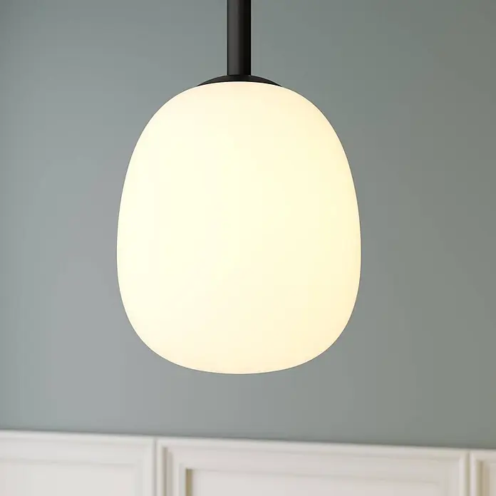 Lindby Pendelleuchte Etiena - L x B x H: 116 x 13 x 15 cm, opalweiß, Schwarz matt, G9 - Eiförmige Pendelleuchte aus opalweißem Glas hängt an einer schwarzen Stange vor einer blau-grauen Wand.