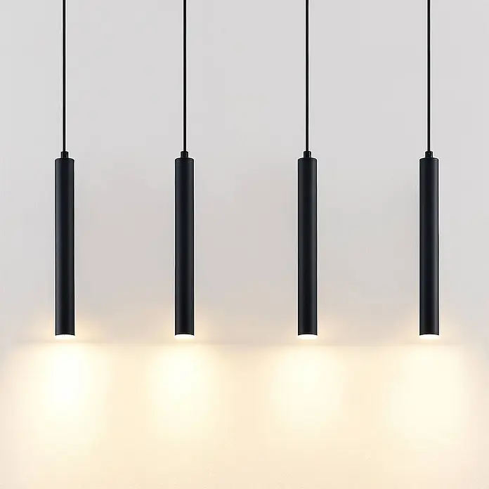 Arcchio Pendelleuchte Kammeron - schwarz, Schwarz - Vier schwarze zylindrische Pendelleuchten, die warmes Licht abstrahlen.