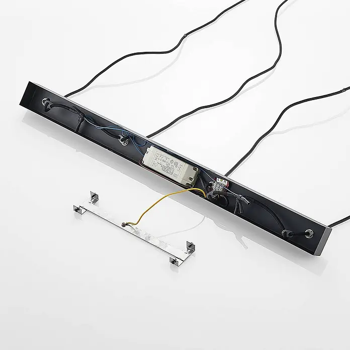 Arcchio Pendelleuchte Kammeron - schwarz, Schwarz - Schwarzes lineares Leuchtengehäuse mit sichtbarer Innenverkabelung, Netzteil und separater Metall-Montagehalterung.