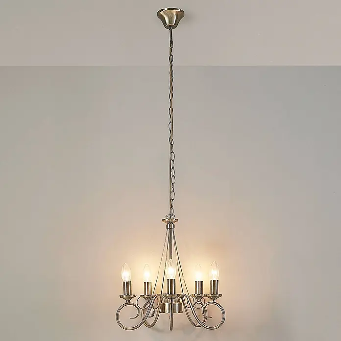 Lindby Kronleuchter Marnia - bronze / altmessing, altmessing, E14 - Antike Messing-Kronleuchter mit fünf Lichtern, dekorativen Schnörkeln und kerzenförmigen Glühbirnen, an einer Kette aufgehängt.