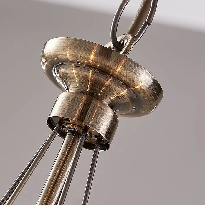 Lindby Kronleuchter Marnia - bronze / altmessing, altmessing, E14 - Nahaufnahme einer antiken Messing-Deckenhalterung für Kronleuchter mit Kette und Tragstangen.