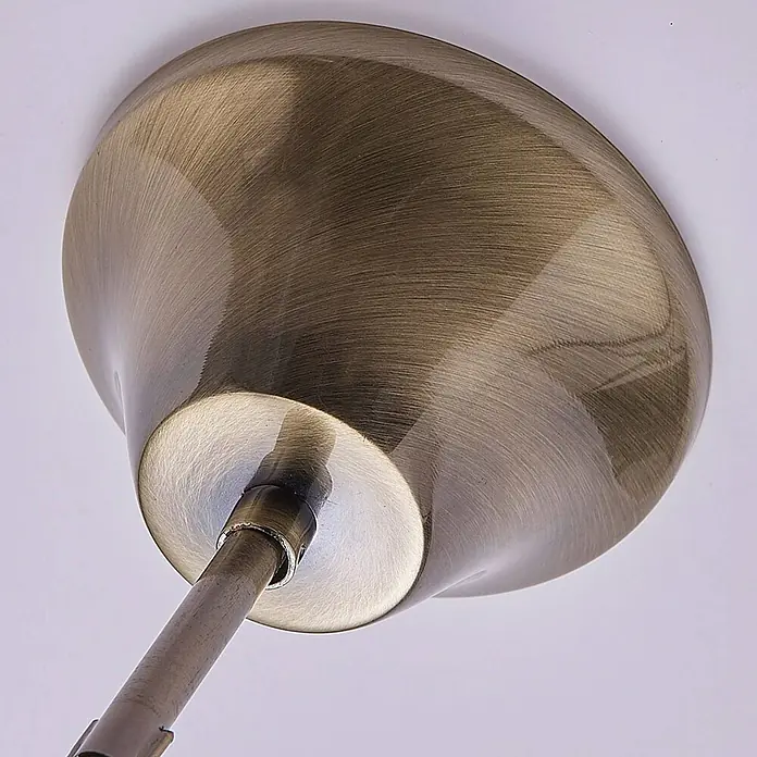 Lindby Kronleuchter Marnia - bronze / altmessing, altmessing, E14 - Nahaufnahme einer antiken Messing-Deckenrosette mit gebürstetem Finish, mit einer zentralen Stangenbefestigung für eine Leuchte.