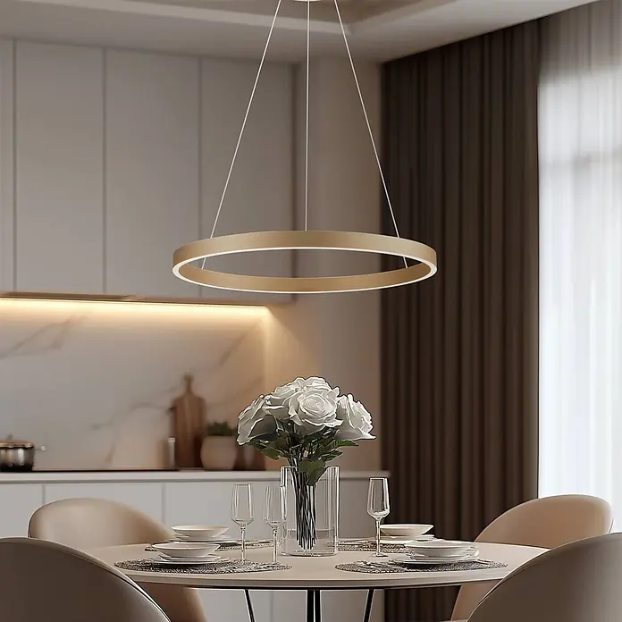 Lucande Pendelleuchte Yonam - L x B x H: 60 x 60 x 4,5 cm, messing / gold, gold - Eine elegante goldene LED-Pendelleuchte in Ringform beleuchtet einen modernen Essbereich.