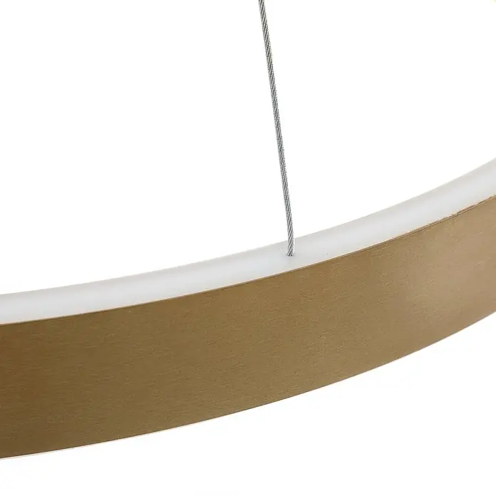 Lucande Pendelleuchte Yonam - L x B x H: 60 x 60 x 4,5 cm, messing / gold, gold - Nahaufnahme einer runden, gebürsteten Goldleuchte mit weißem Diffusor, aufgehängt an einem dünnen Metallkabel.