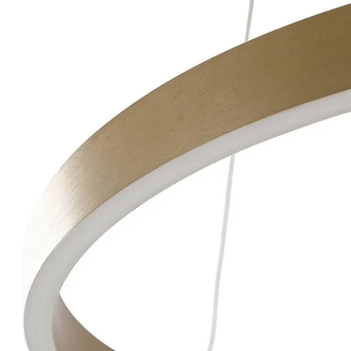 Lucande Pendelleuchte Yonam - L x B x H: 60 x 60 x 4,5 cm, messing / gold, gold - Gebürstete goldene, wellenförmige LED-Ring-Pendelleuchte, aufgehängt an weißen Kabeln.