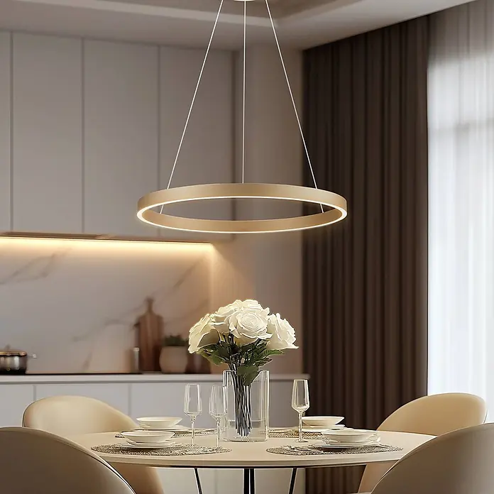 Lucande Pendelleuchte Yonam - L x B x H: 60 x 60 x 4,5 cm, messing / gold, gold - Goldene runde LED-Pendelleuchte über einem modernen Esstisch.