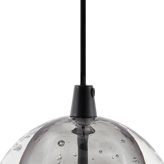 Lucande Pendelleuchte Hayley - klar / transparent, klar, Schwarz - Nahaufnahme einer transparenten Glas-Pendelleuchte mit Luftblasen, schwarzem Kabel und Fassung.