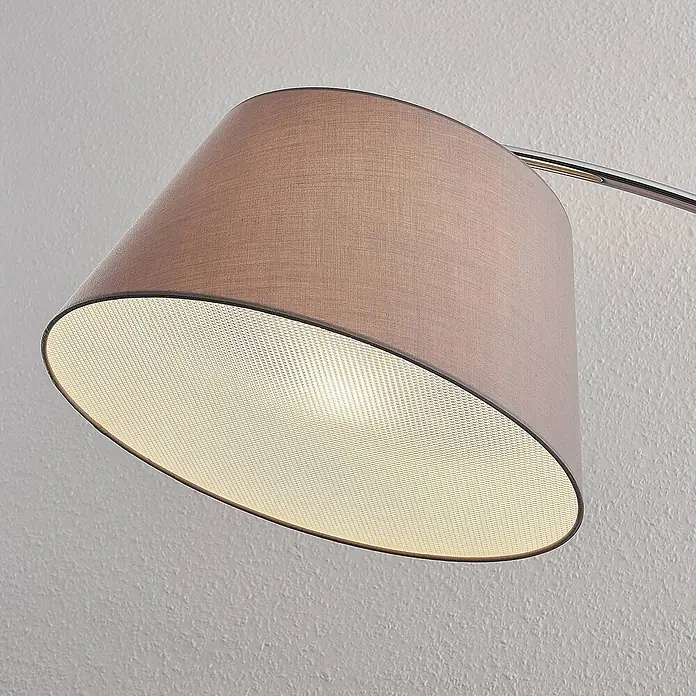Lucande Stehleuchte Evelyna - Höhe: 192 cm, chrom / silber, alu / grau / zink, E27 - Moderne Lampe mit beigem Stoffschirm und Chromarm, strahlt sanftes, warmes Licht aus.