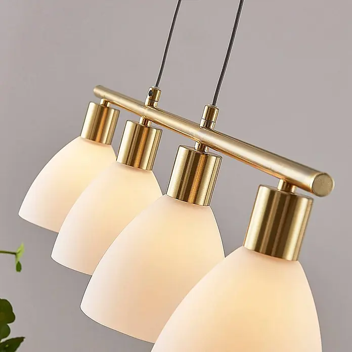 Lindby Pendelleuchte Simeon - L x B x H: 72,5 x 13 x 12 cm, weiß, messing matt, E14 - Goldene lineare Pendelleuchte mit vier mattweißen kegelförmigen Schirmen.