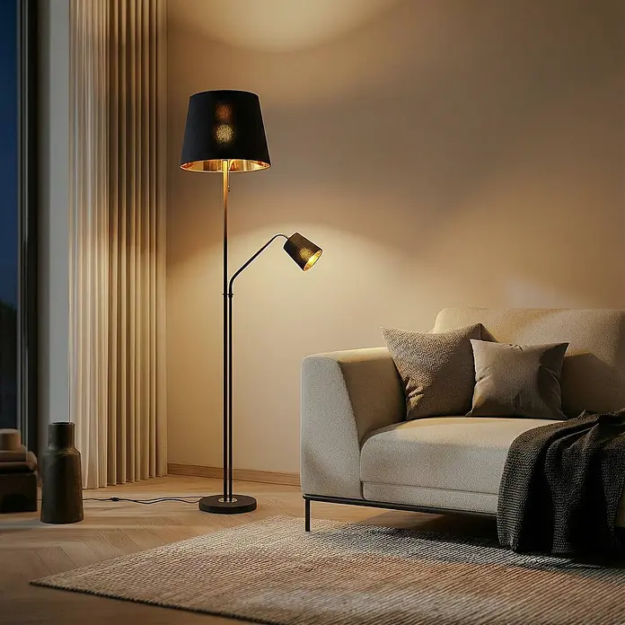 Lindby Stehleuchte Efalia - schwarz, schwarz, E27 - Elegante schwarze Stehleuchte mit goldgefüttertem Schirm und verstellbarer Leselampe in einem modernen Wohnzimmer.