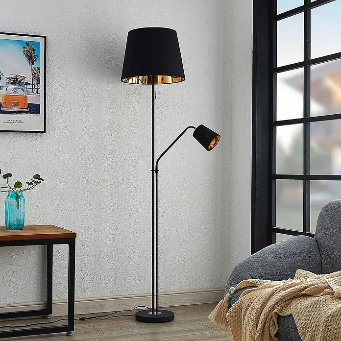 Lindby Stehleuchte Efalia - Höhe: 175 cm, schwarz, schwarz, E27 - Schwarze Stehlampe mit Hauptlicht und verstellbarer Leselampe, beide mit goldenen Innenseiten, in einem modernen Wohnzimmer.