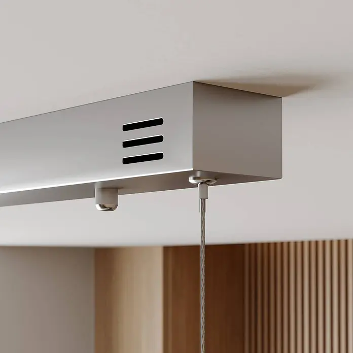 Lucande Pendelleuchte Lyani - L x B x H: 85 x 30 x 5 cm, chrom / silber, chrom, weiß satiniert - Silberne lineare Deckenleuchte mit Lüftungsschlitzen und Aufhängeseil.