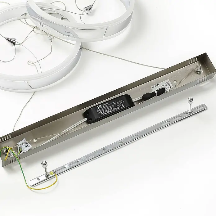 Lucande Pendelleuchte Lyani - L x B x H: 85 x 30 x 5 cm, chrom / silber, chrom, weiß satiniert - Demontierte silber-weiße LED-Deckenleuchtenkomponenten: runde Leuchten, Netzteil und Montagehalterung.