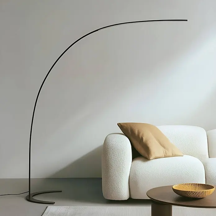 Lindby Stehleuchte Danua - schwarz, schwarz - Große, gebogene Stehleuchte aus dunklem Metall mit integriertem LED-Streifen, die über ein Sofa ragt.