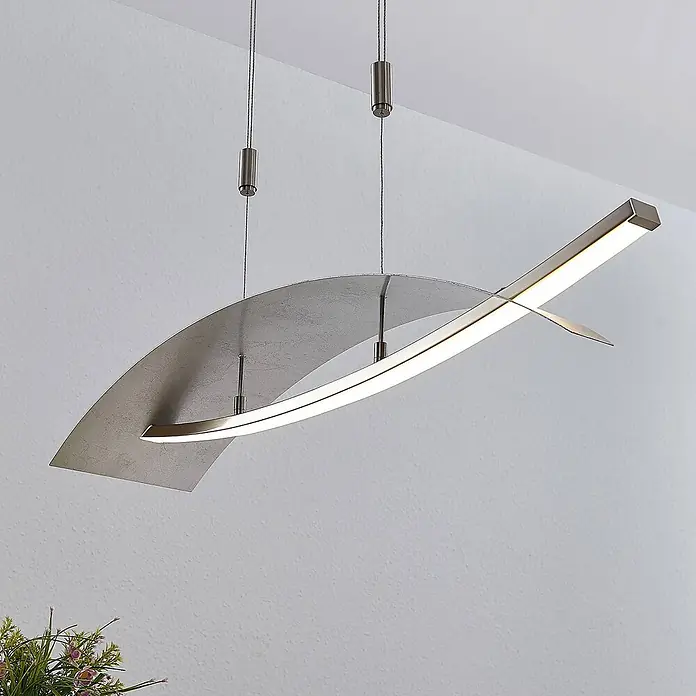 Lucande Pendelleuchte Marija - L x B x H: 90,5 x 20 x 1,8 cm, chrom / silber, silber - Moderne LED-Pendelleuchte mit gebogener, gebürsteter Metallplatte und kreuzender Lichtleiste.