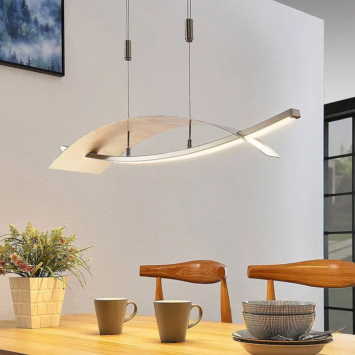 Lucande Pendelleuchte Marija - L x B x H: 90,5 x 20 x 1,8 cm, chrom / silber, silber - Moderne LED-Pendelleuchte in metallisch-wellenförmigem Design, die einen Esstisch beleuchtet.