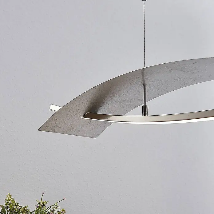 Lucande Pendelleuchte Marija - L x B x H: 90,5 x 20 x 1,8 cm, chrom / silber, silber - Moderne Pendelleuchte mit texturiertem, silber-grauem gebogenem Metallschirm und integrierter LED-Beleuchtung.