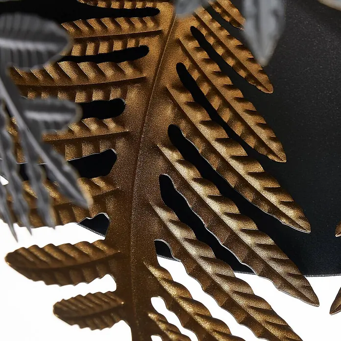 Lucande Pendelleuchte Aparas - L x B x H: 84 x 28 x 35 cm, schwarz, Schwarz, gold, E27 - Nahaufnahme eines strukturierten metallischen bronze-goldenen Farnblatts, mit einem dunkelgrauen Blatt im Hintergrund.