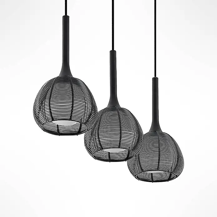 Lucande Pendelleuchte Tetira - schwarz, Schwarz, weiß, E14 - Drei schwarze Pendelleuchten aus Drahtgeflecht mit schlanken Stielen, an schwarzen Kabeln hängend.