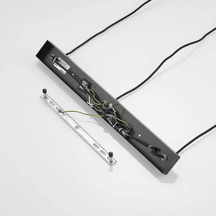 Lucande Pendelleuchte Tetira - schwarz, Schwarz, weiß, E14 - Schwarzes rechteckiges Metall-Leuchtengehäuse mit interner Verkabelung und separater Montagehalterung.