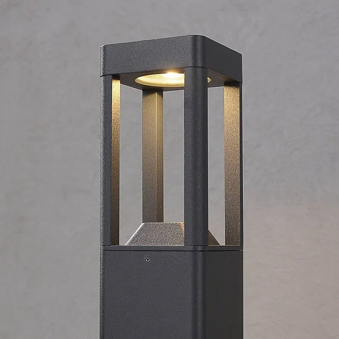 Lucande Außenlaterne Bernd -  - Dunkelgraue, texturierte Metall-Wegeleuchte mit quadratischem, offenem Rahmendesign und warmer Beleuchtung.