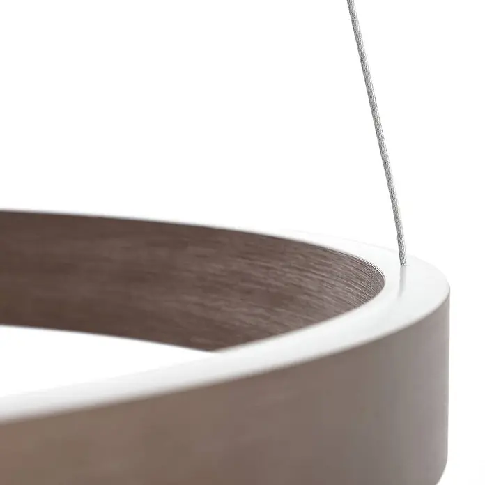 Lucande Pendelleuchte Yonam - L x B x H: 60 x 60 x 4,5 cm, braun / rost, kaffee - Nahaufnahme einer runden Pendelleuchte mit hellgrauem Außenring und brauner Holzoptik-Innenseite, an einem Kabel hängend.