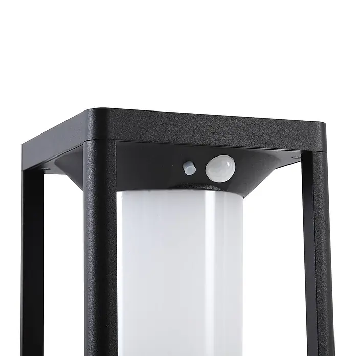 Lucande Außenlaterne Nilea -  - Schwarze Außenlampe mit weißem Diffusor, integriertem Bewegungssensor und Bedientaste.