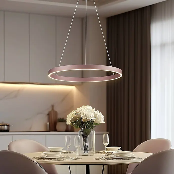 Lucande Pendelleuchte Yonam - L x B x H: 60 x 60 x 4,5 cm, braun / rost, kaffee - Roségoldene runde LED-Pendelleuchte über einem Esstisch.