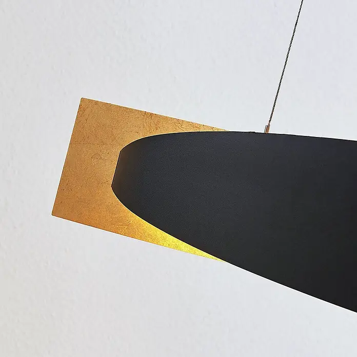 Lucande Pendelleuchte Marija - L x B x H: 101 x 18,5 x 1,8 cm, schwarz, Schwarz, gold - Moderne Hängelampe: goldene rechteckige Platte mit schwarzem gebogenem Schirm, am Kabel aufgehängt.