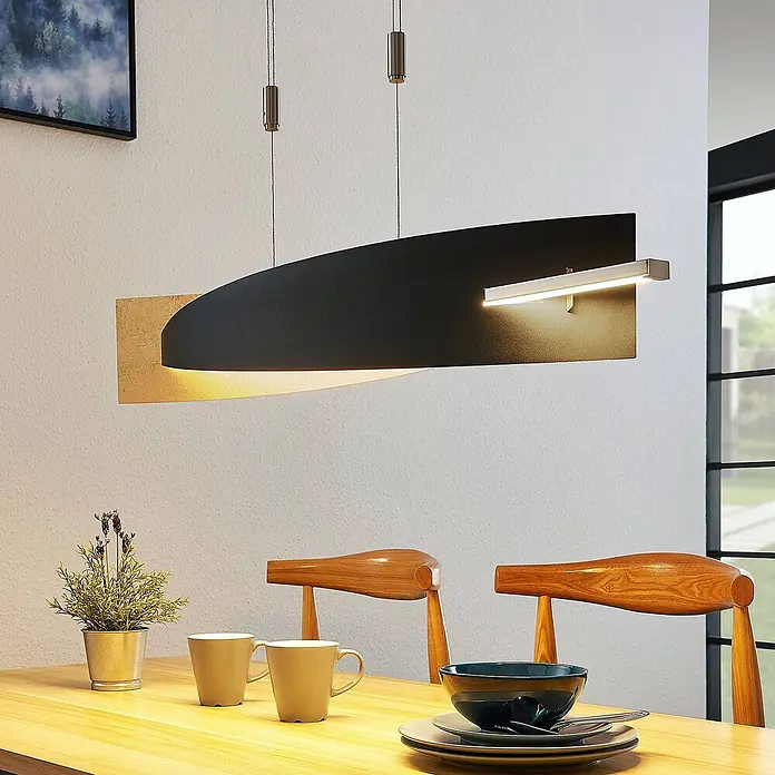 Lucande Pendelleuchte Marija - L x B x H: 101 x 18,5 x 1,8 cm, schwarz, Schwarz, gold - Moderne Hängeleuchte in Schwarz-Gold mit linearer LED-Beleuchtung, über einem Esstisch.