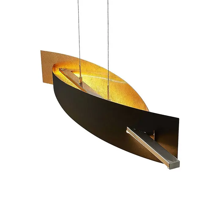 Lucande Pendelleuchte Marija - L x B x H: 101 x 18,5 x 1,8 cm, schwarz, Schwarz, gold - Moderne, längliche Pendelleuchte mit schwarzer Außenseite und texturierter goldener Innenseite, an dünnen Drähten aufgehängt.